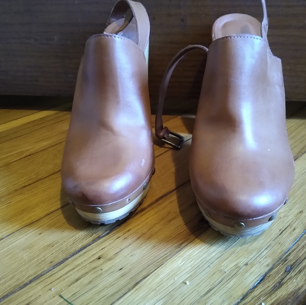 Brown vintage looking clogs